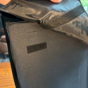 Eine Hand öffnet den Klettverschluss des Andersen Scala Shopper Hera.