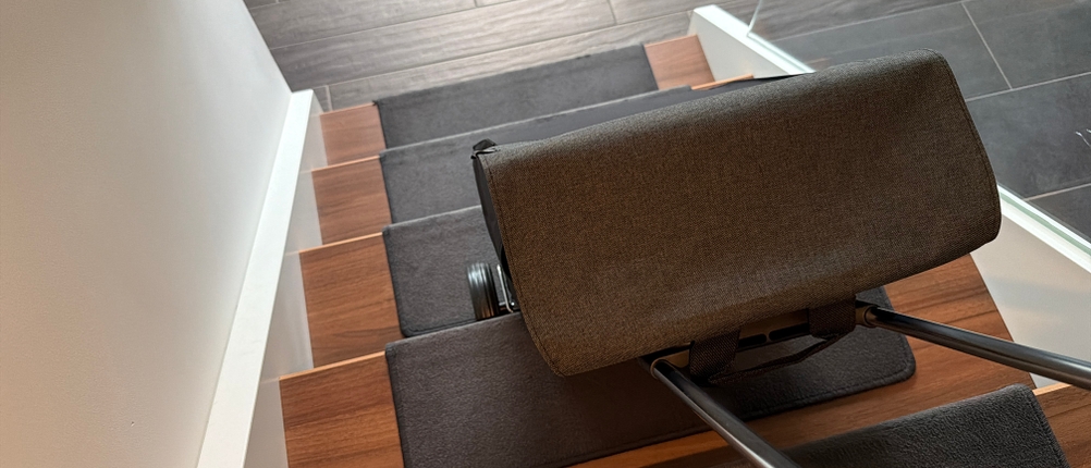 Der Andersen Scala Shopper Hera wird auf einer Treppe gezogen.