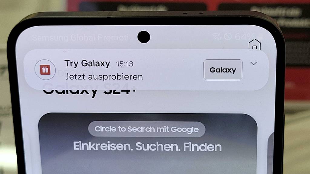 Detailansicht der Frontkamera eines getesteten Android-Smartphones.