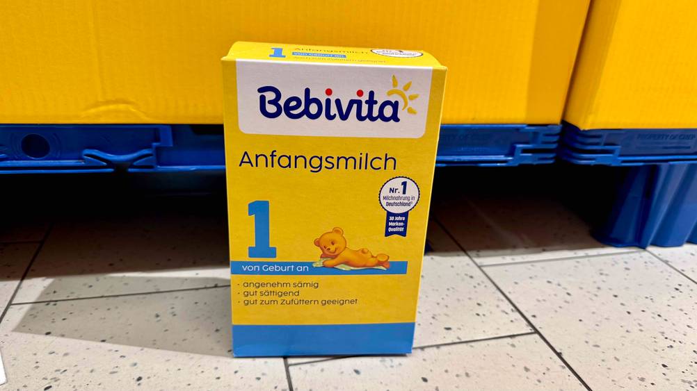 Anfangsmilch 1 getestet: Die Milch vor einer blauen Palette auf dem Boden.