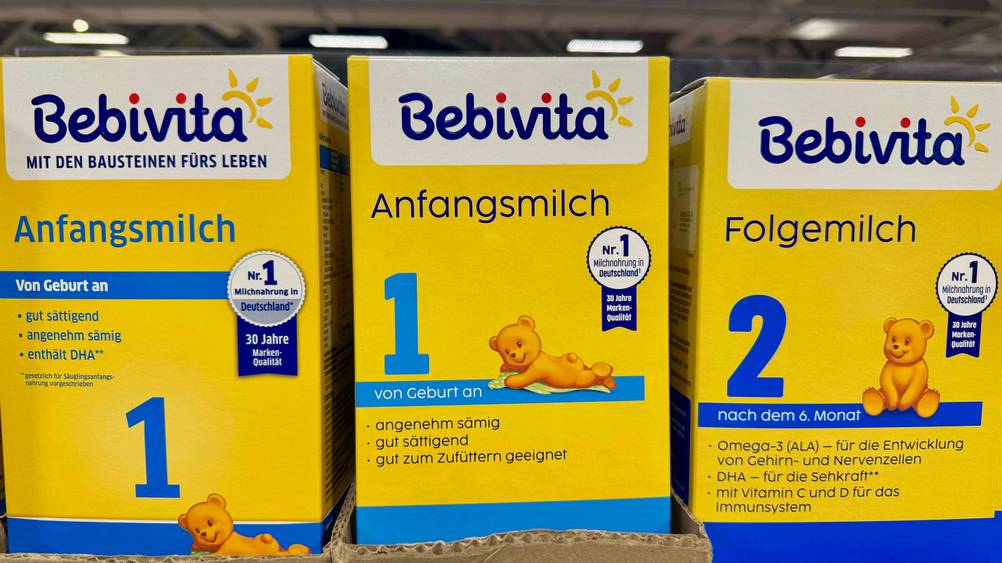Die getestete Anfangsmilch 1 neben anderen Produkten in einem Verkaufsregal.