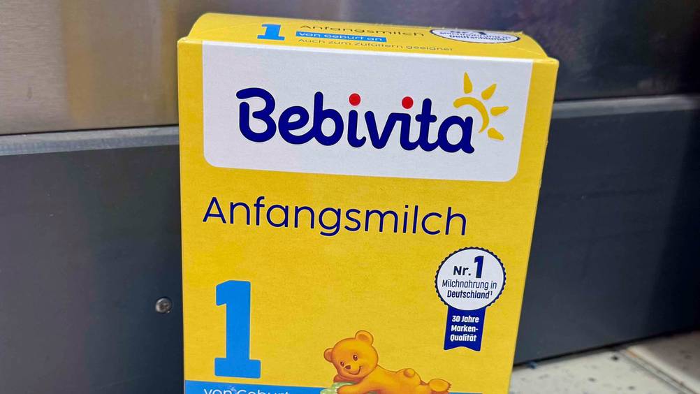 Anfangsmilch 1 im Test: Nahaufnahme der Verpackung mit Logo und Artikelbezeichnung.