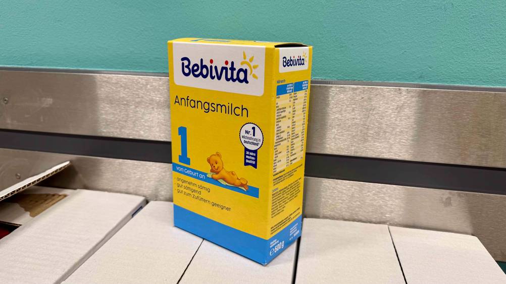 Die getestete Anfangsmilch 1 vor einer türkisen Wand.
