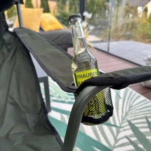 Ein Getränk im Halter des Angel-Berger Luxus Faltstuhl