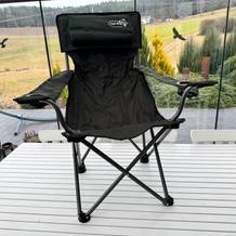 Der Angel-Berger Luxus Faltstuhl steht auf einem Tisch