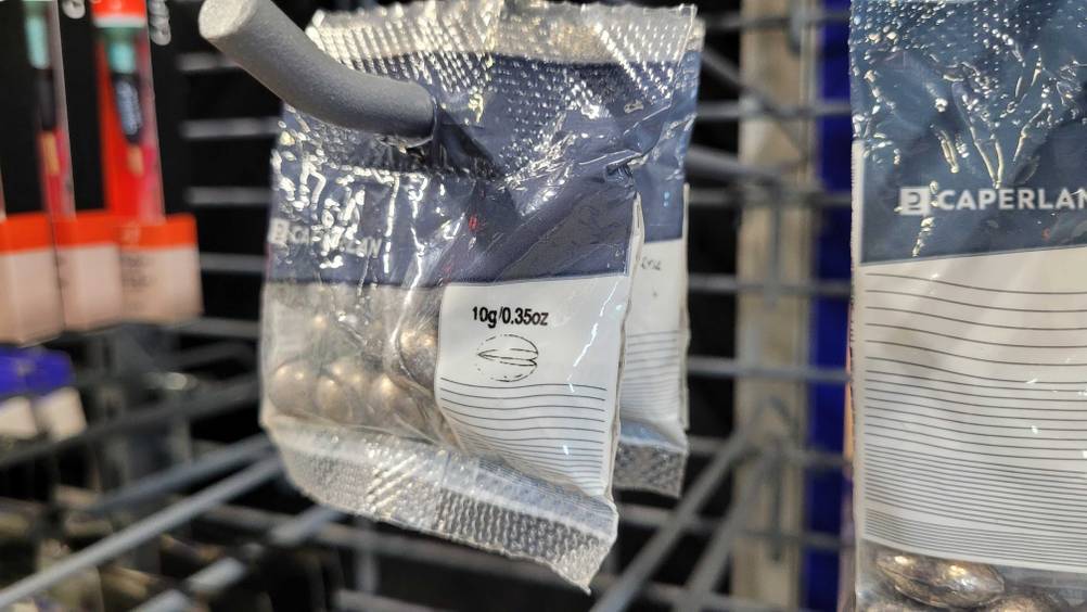 Eine Packung der Angelbleie im Test von der Seite hängend.