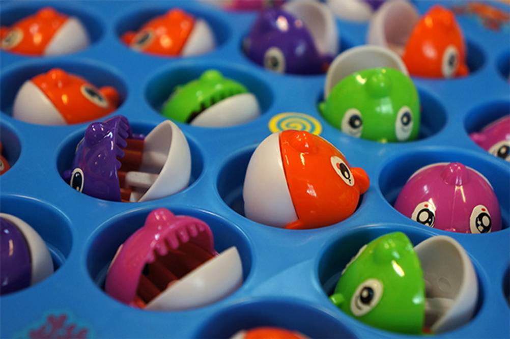 Angelspiel im Test: Die Fische eines elektrischen Angelspiels in der Detailansicht