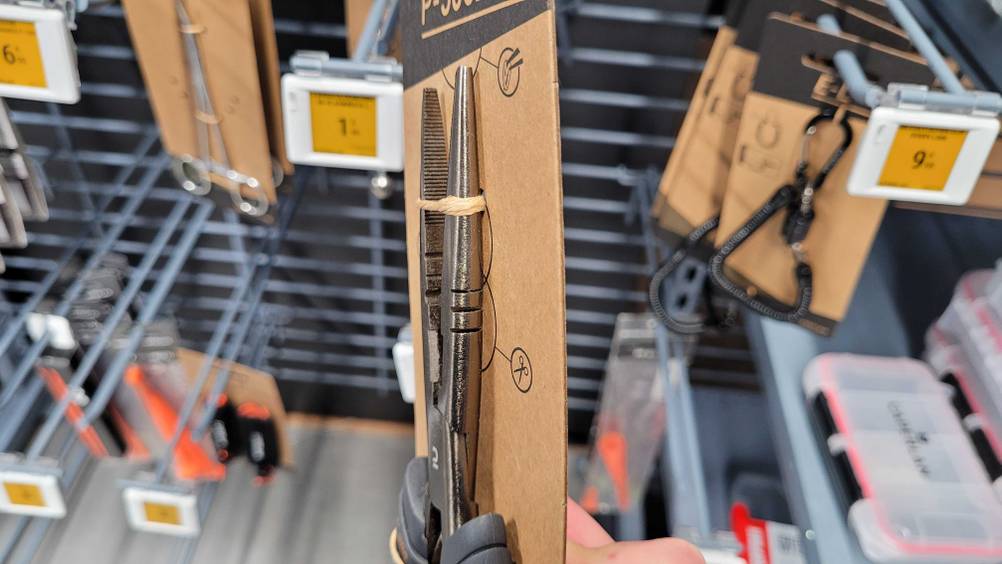Angelzange im Test: Nahaufnahme des Zangenmauls von der Seite in der Verpackung.