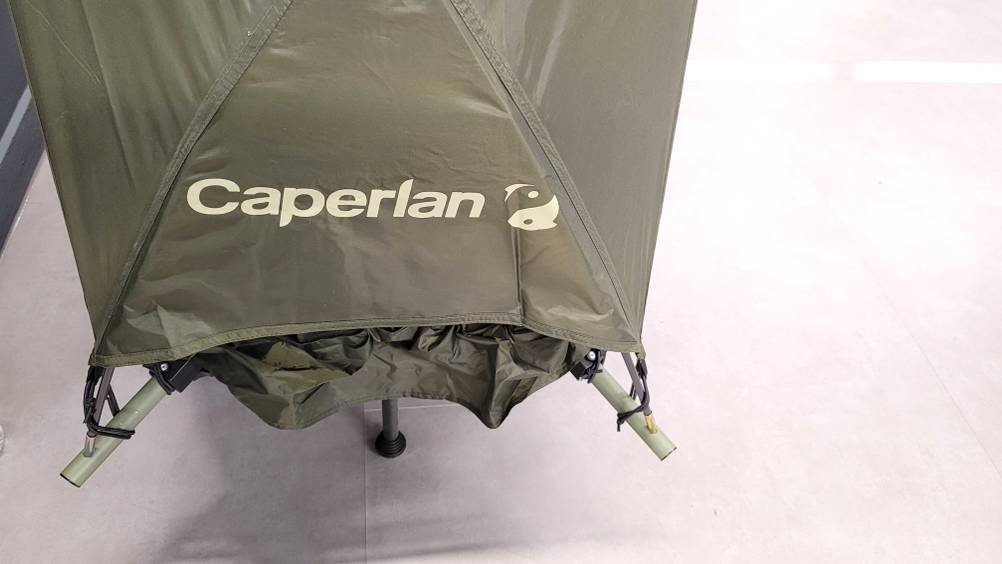Detailaufnahme des Logos auf der Seite eines Angelzeltes im Test.