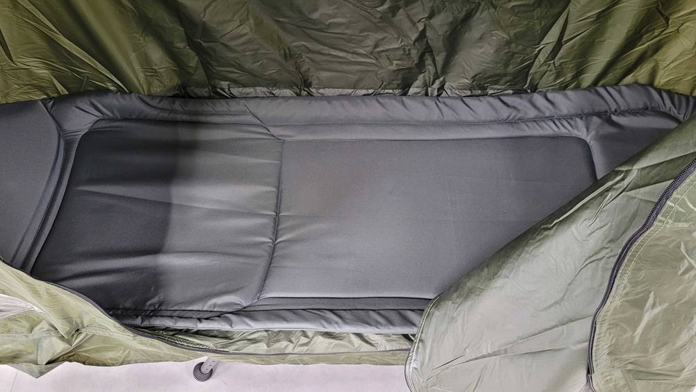 Nahaufnahme des Innenraums eines getesteten Angelzeltes mit Matratze.