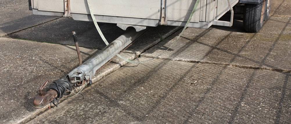 Anhänger-Stützrad getestet: Anhängedeichsel ohne Stützrad liegt direkt auf Asphalt auf