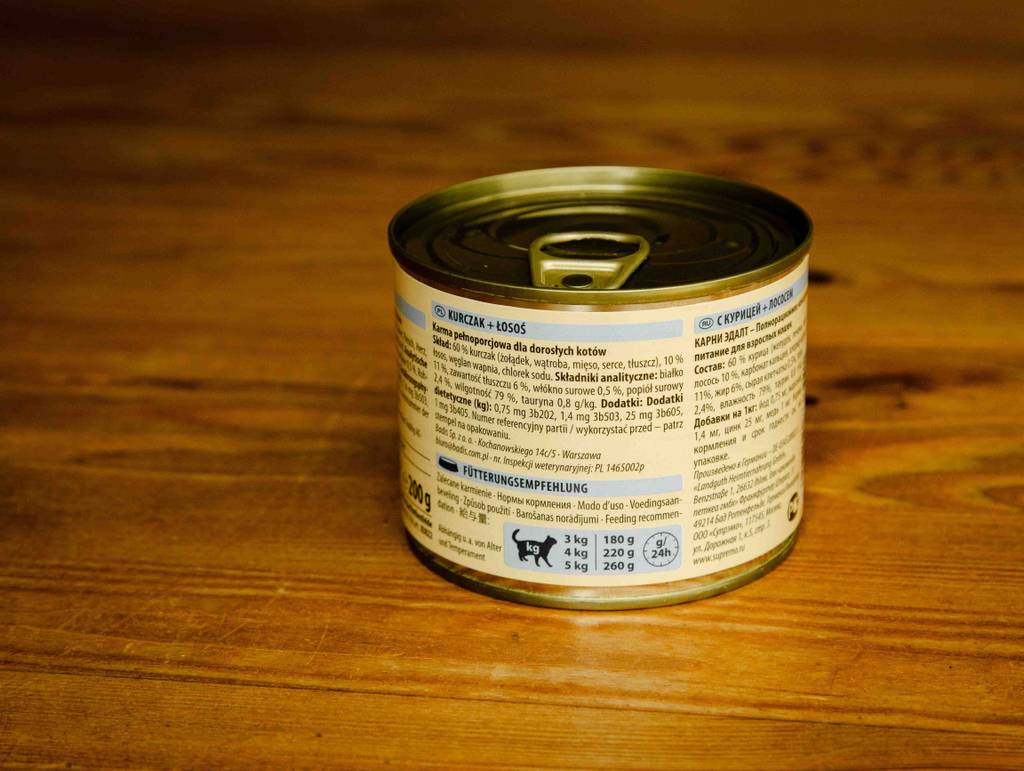 Das getreidefreie Nassfutter für Katzen im Test steht in einer 200-g-Dose auf einer Holzfläche.