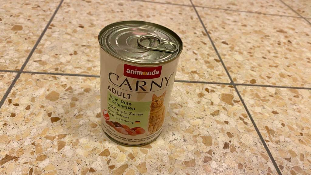Katzenfutter mit hohem Fleischanteil im Test: eine Dose von Animonda steht auf Fliesen.