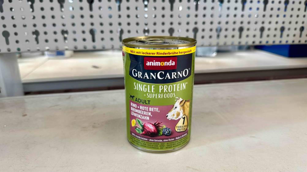 Eine Dose des getesteten Animonda-Hundefutters auf einer hellen Fläche stehend.