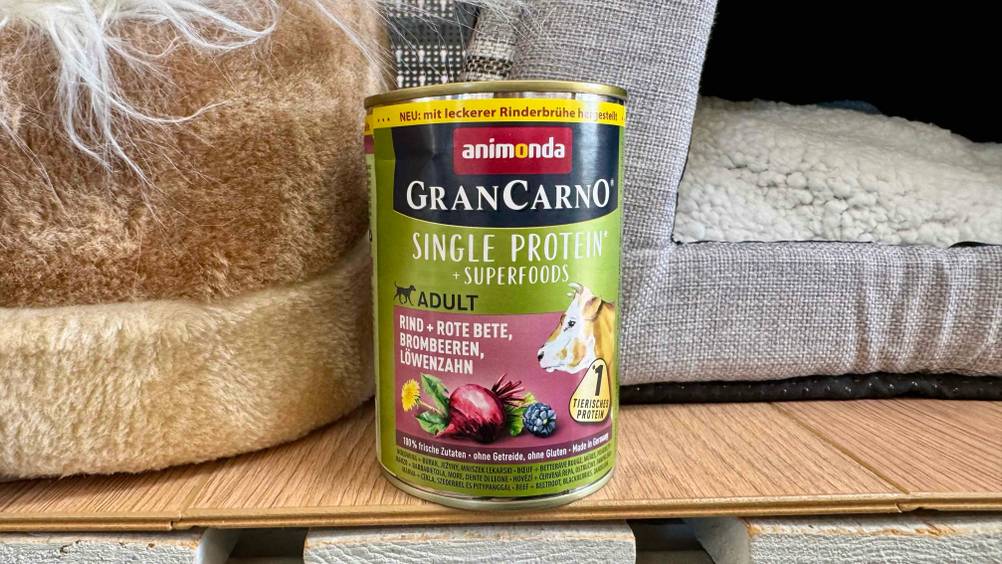 Getestet: Das Animonda-Hundefutter in einem Regal vor Hundebetten.