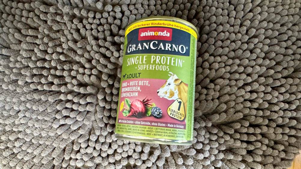 Auf einem Teppich liegt eine Dose Animonda-Hundefutter im Test.