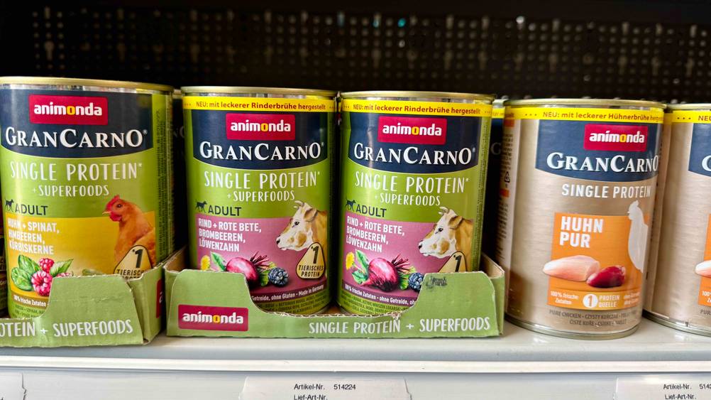 Mehrere Dosen des getesteten Animonda-Hundefutters stehen in einem Regal.
