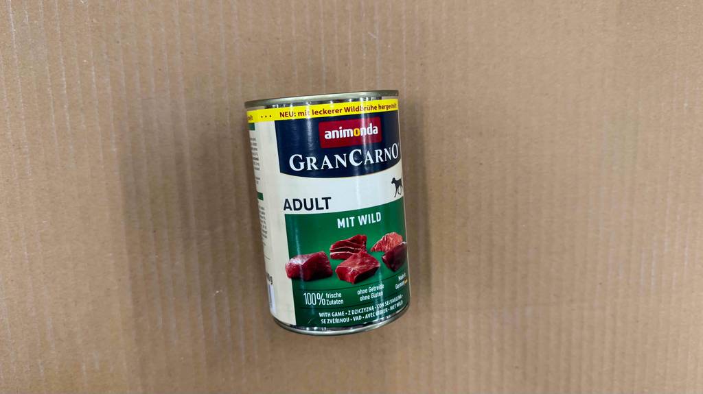 Getestet: Hunderfutter mit hohem Fleischanteil in der Dose liegt auf einer braunen Pappe.