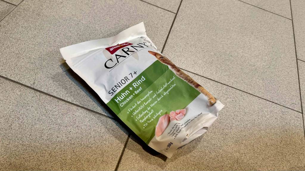 Eine Packung getestetes Katzenfutter senior liegt auf einem Fliesenboden.