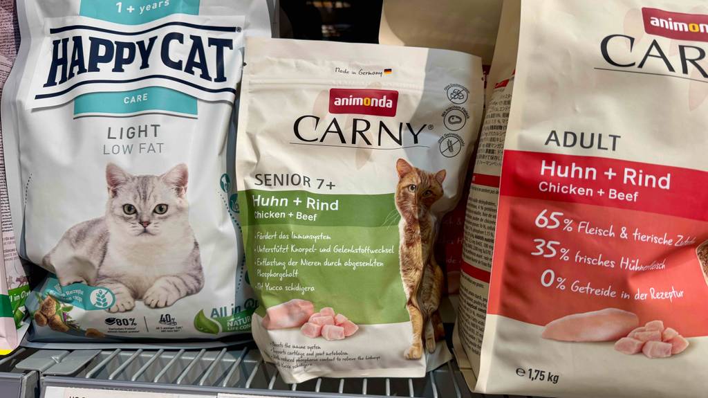 Katzenfutter senior im Test: Mehrere Packungen stehen zwischen anderen Sorten in einem Regal.