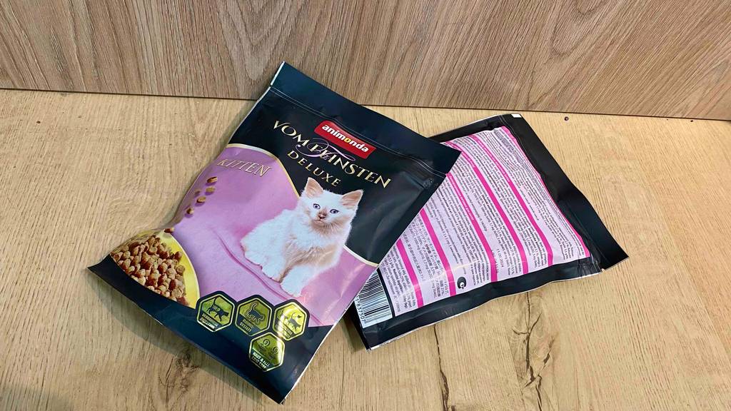 Im Test: Eine Packung Kittenfutter liegt mit der Rückseite nach oben halb unter einer zweiten.