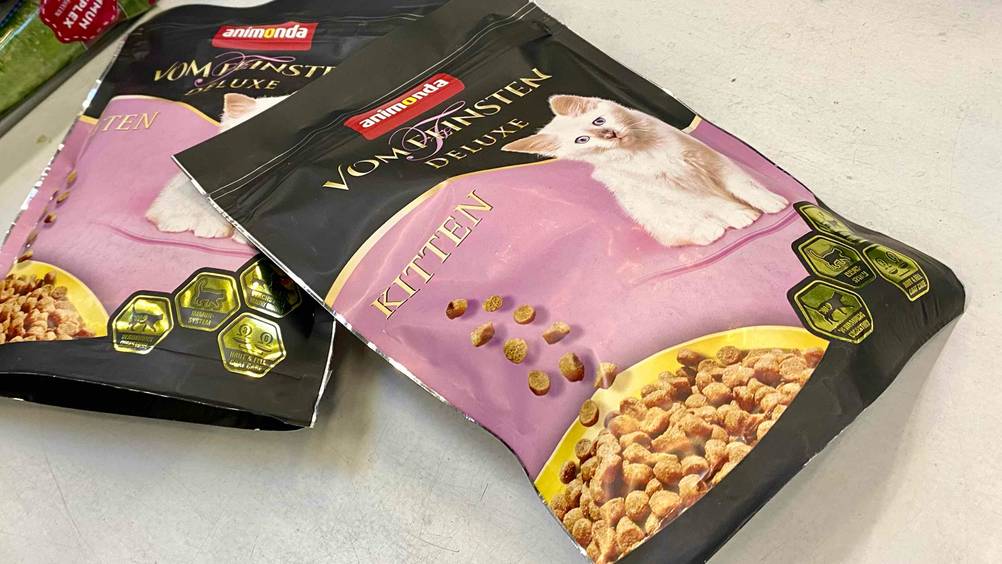 Detailansicht der Vorderseite einer verpackten Portion Kittenfutter zum testen.