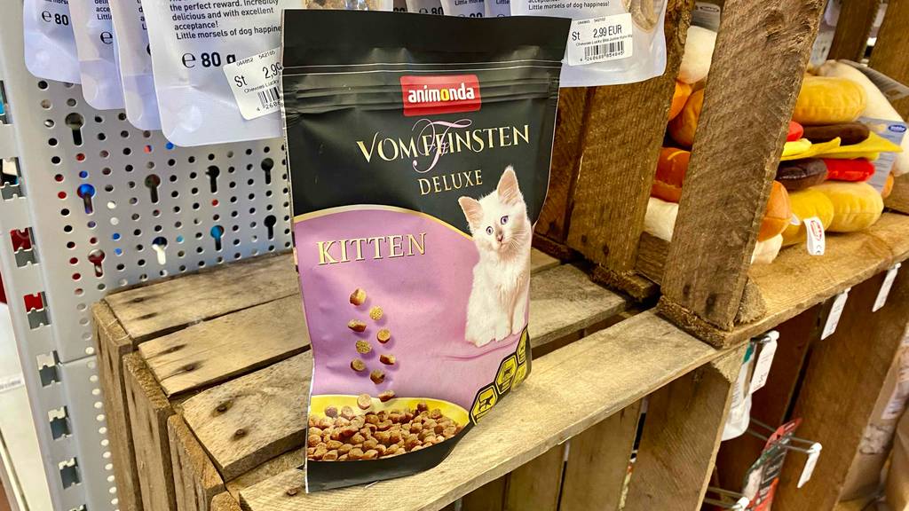 Im Test: Eine Packung Kittenfutter von Animonda steht auf einer Holzkiste.
