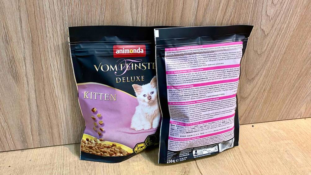 Im Test: Eine Packung Animonda Kittenfutter steht neben einer zweiten mit der Rückseite nach vorn.