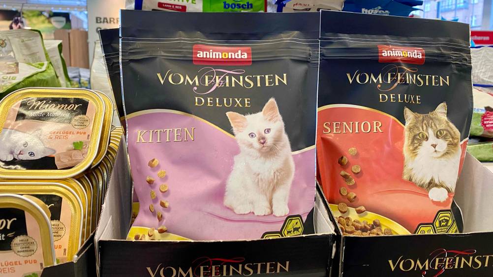Kittenfutter im Test: Eine Packung der Marke Animonda steht zwischen anderen Katzenprodukten in einem Regal.