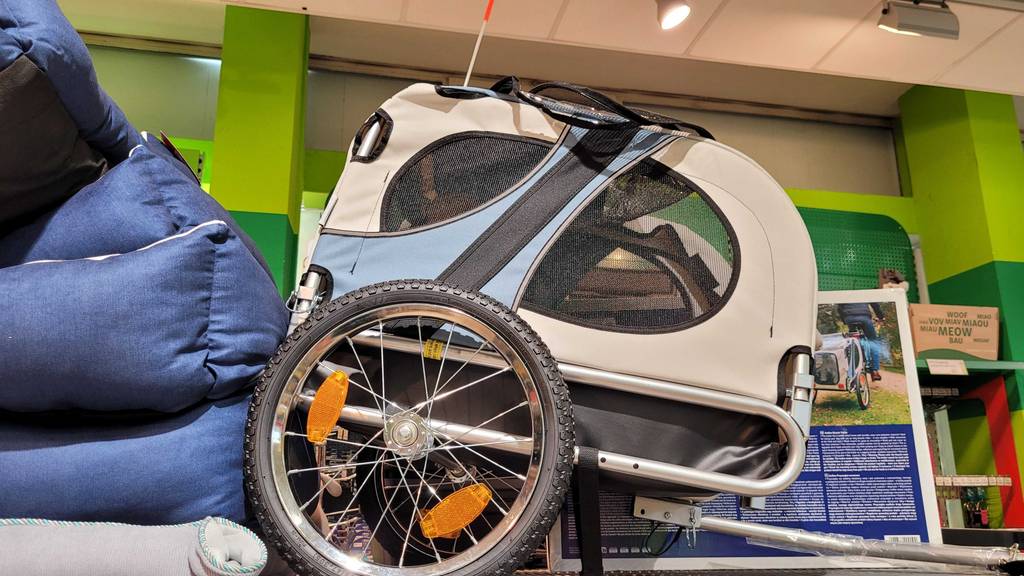 Seitenansicht eines getesteten Hundeanhängers in einem grünen Raum.