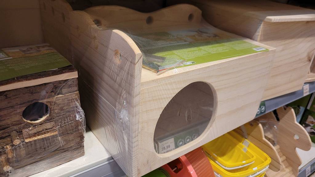 Meerschweinchenhaus-Test: Detailansicht der Verarbeitung eines Hauses aus Holz.