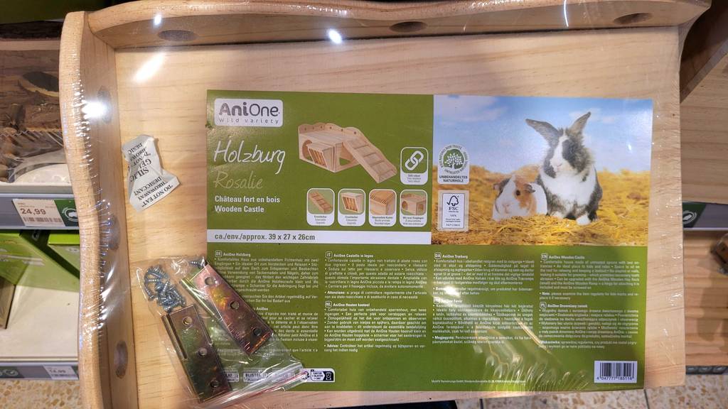 Im Test: Auf dem Inlay eines verpackten Meerschweinchenhauses stehen Informationen zum Inhalt und zur Handhabung.