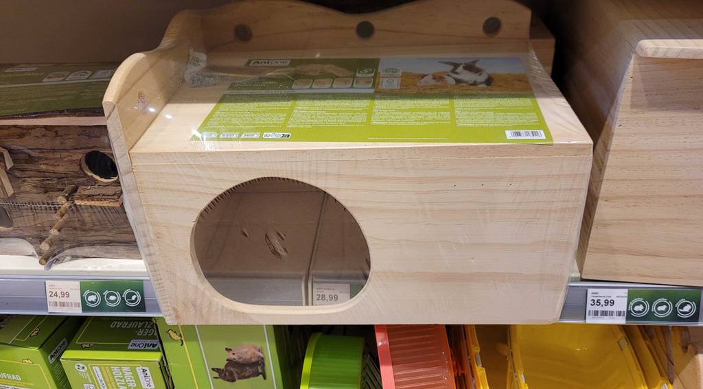 Im Test: Frontansicht mit Blick in das Eingangsloch eines verpackten Meerschweinchenhauses.
