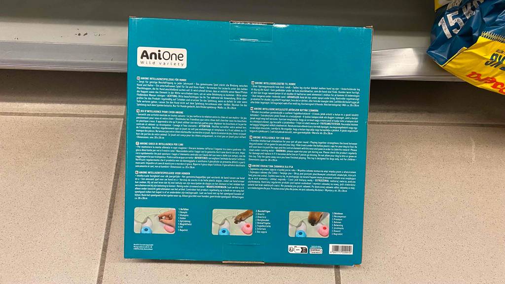 Im Test: Rückseite mit Anwendungshinweisen einer Packung Hunde-Intelligenzspielzeug von AniOne.