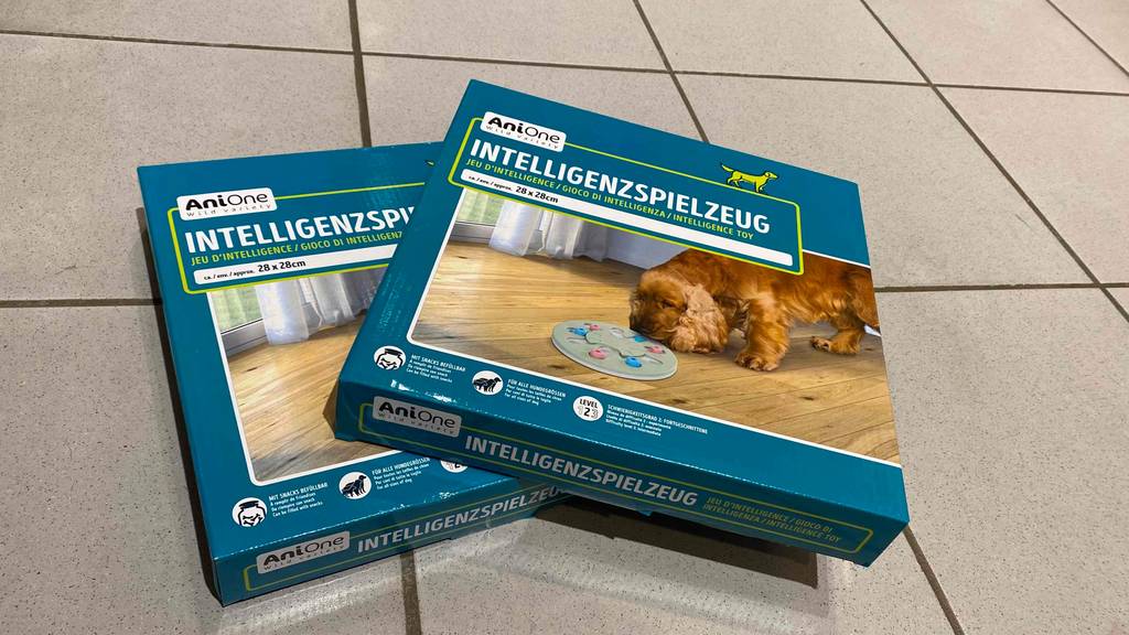 Im Test: Zwei Packungen Hunde-Intelligenzspielzeug von AniOne liegen gestapelt auf Fliesenboden.