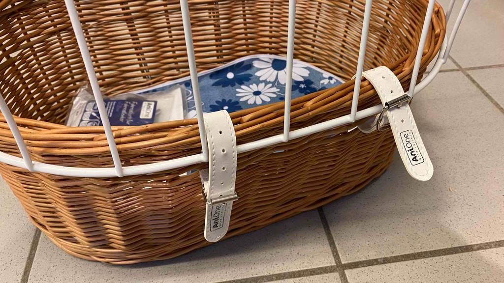 Nahaufnahme eines getesteten Hundefahrradkorbs aus Korb inklusive Metallgitter und Verschlüsse.