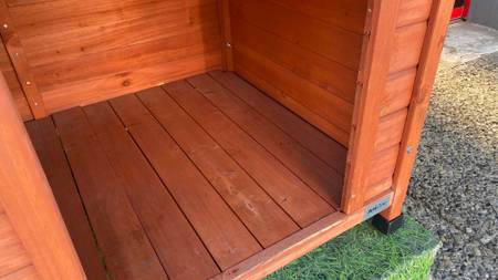 Im Test: Detailansicht Eingang Anione Hundehütte aus Holz.