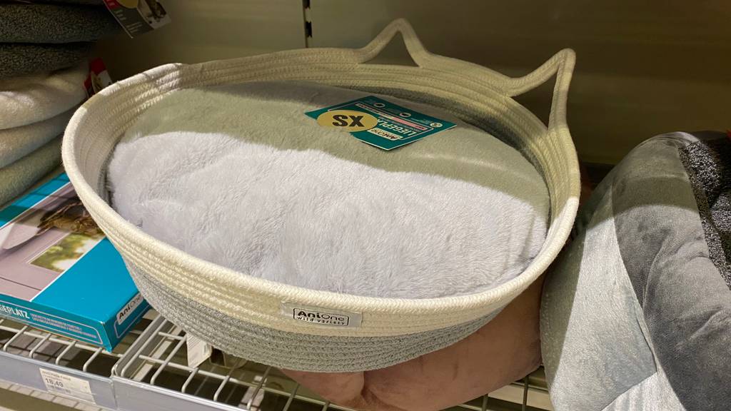 Helles, getestetes Anione-Katzenbett befindet sich in einem Verkaufsregal.