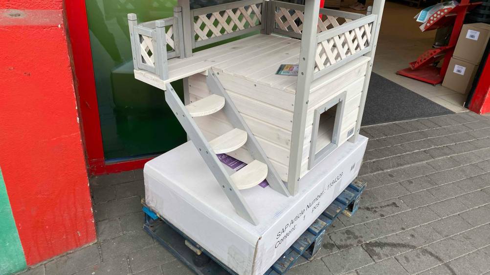 Katzenhaus Outdoor-Test: Ein Haus von der Seite mit Fokus auf die Seitentreppe und den Balkon.
