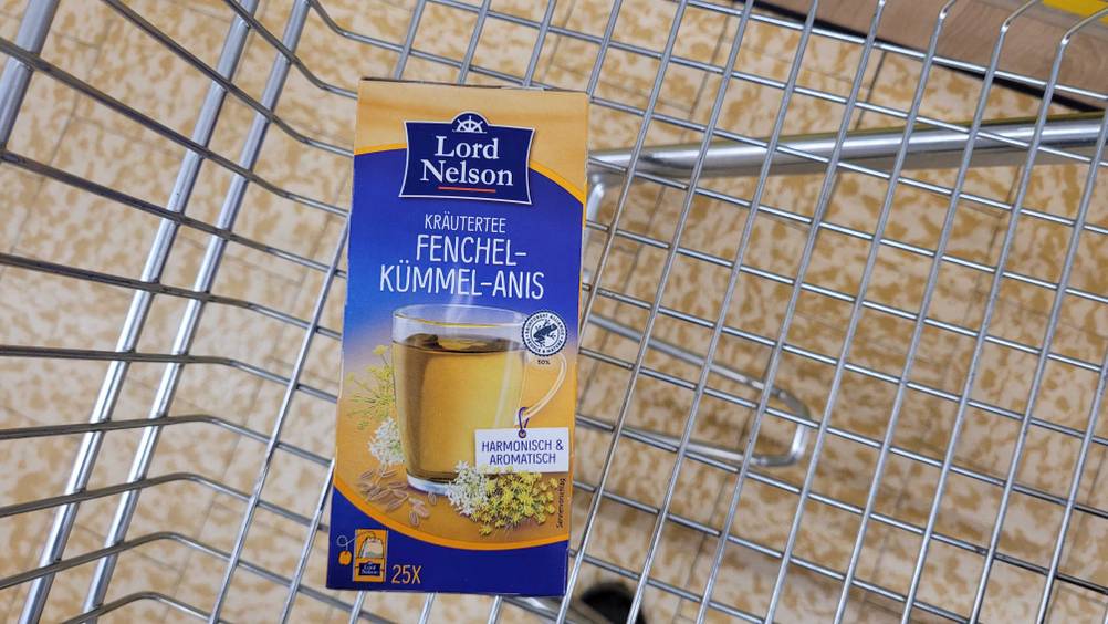 Eine Packung des Anis-Fenchel-Kümmel-Tee im Test liegt in einem Einkaufswagen.
