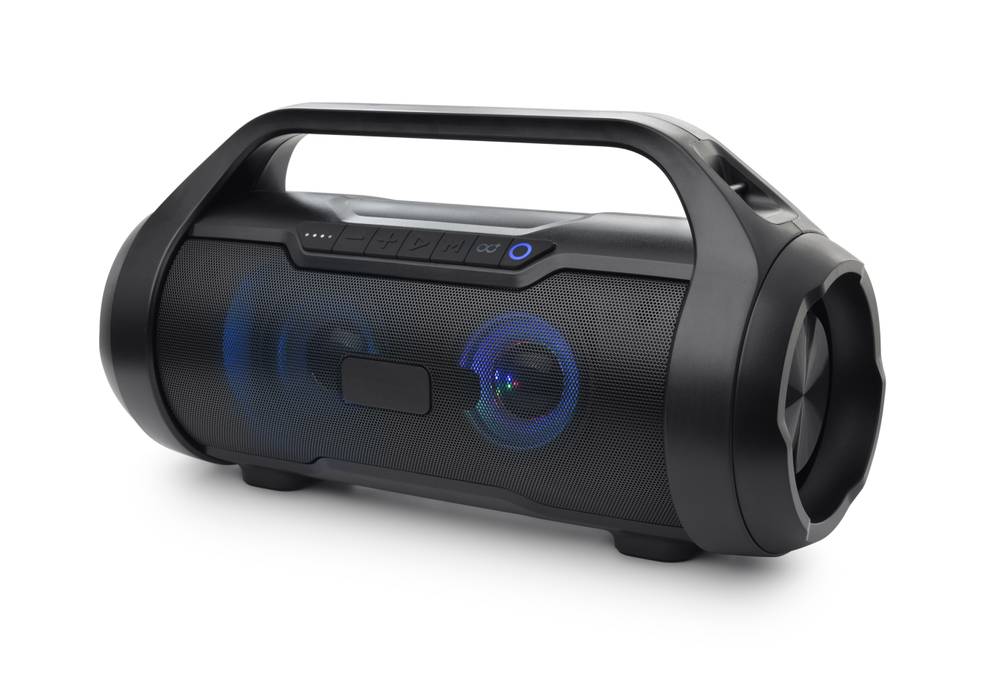Anker-Bluetooth-Lautsprecher im Test: Ein Ghettoblaster vor weißem Hintergrund mit blauer Beleuchtung einer Funktionstaste und im Inneren rund um die durchscheinenden Lautsprecher.