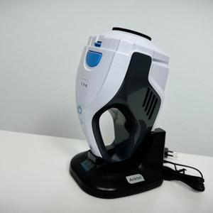 Der Anktel 601-N steht in aufrechter Position in seiner schwarzen Ladestation mit Netzkabel.