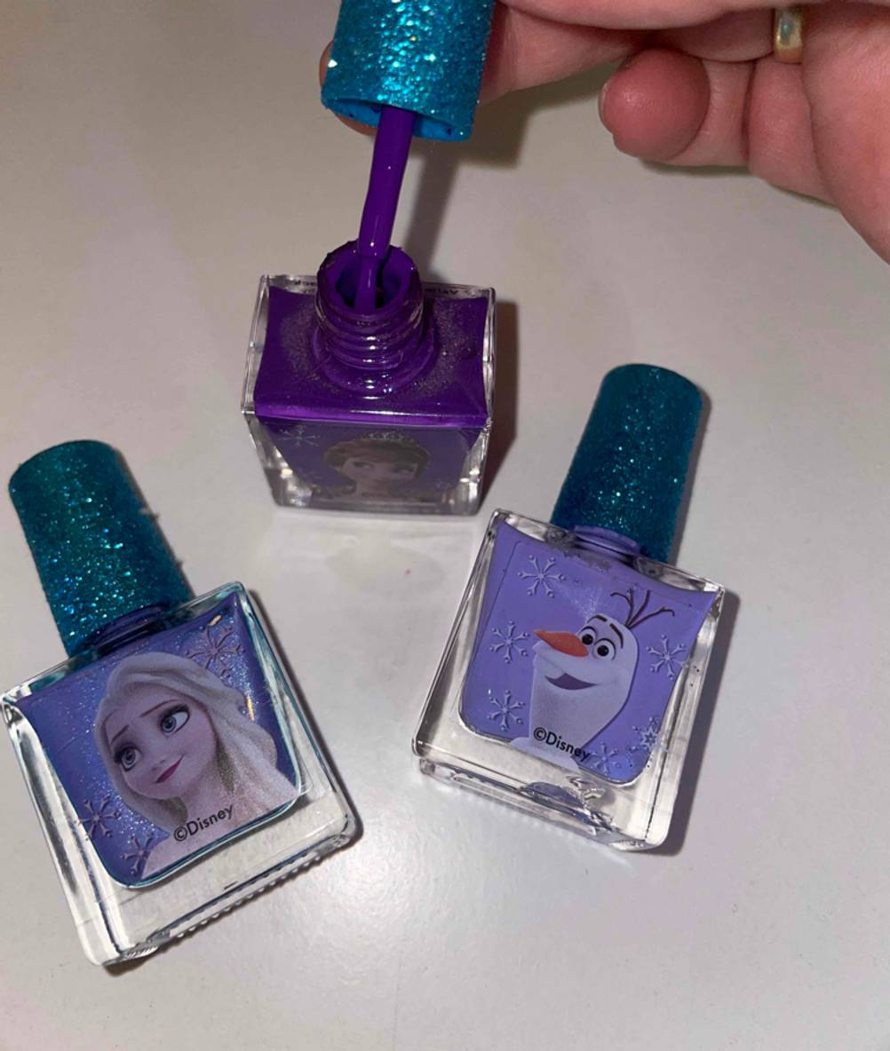 Im Test: Nagellacke für Kinder liegen auf einer weißen Oberfläche.