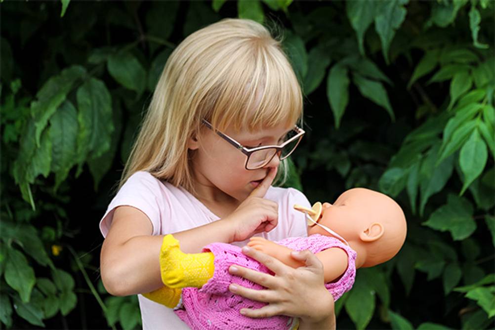 Annabell-Puppe im Test: Ein Mädchen, welches mit ihrer Annabell-Puppe spielt.