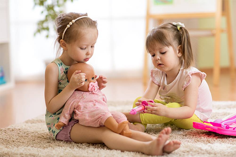 Annabell-Puppe im Test: Zwei Mädchen die eine Puppe versorgen.