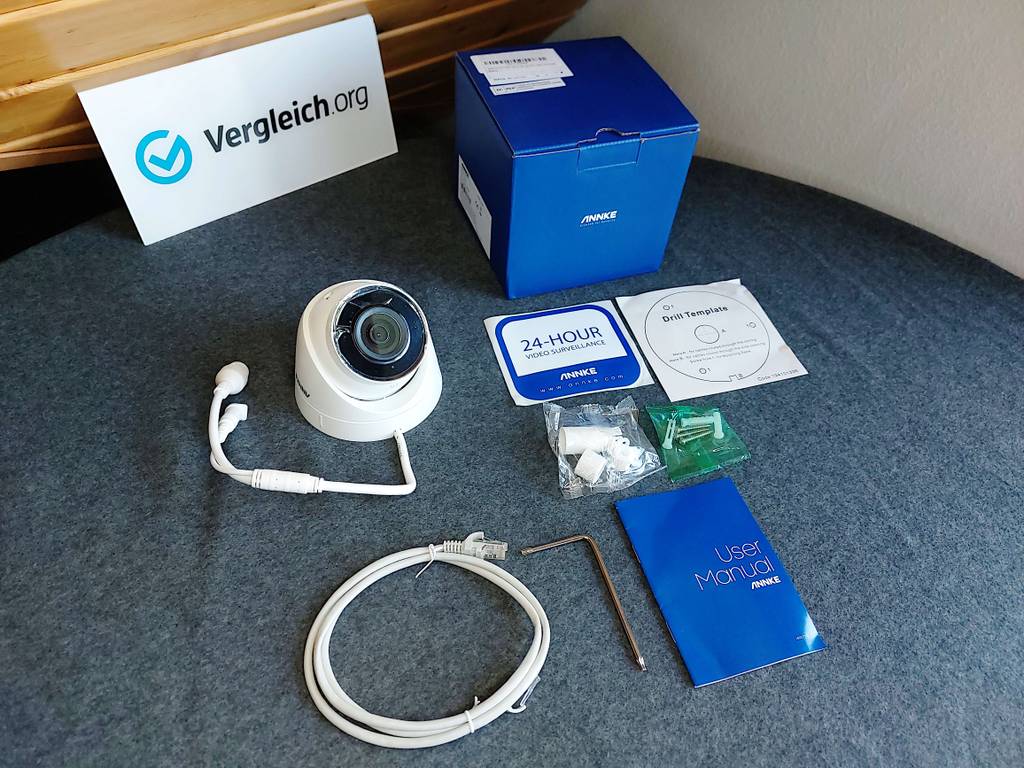 Der Verpackungsinhalt einer getesteten Überwachungskamera: Kabel, Kamera, Werkzeug, Handbuch