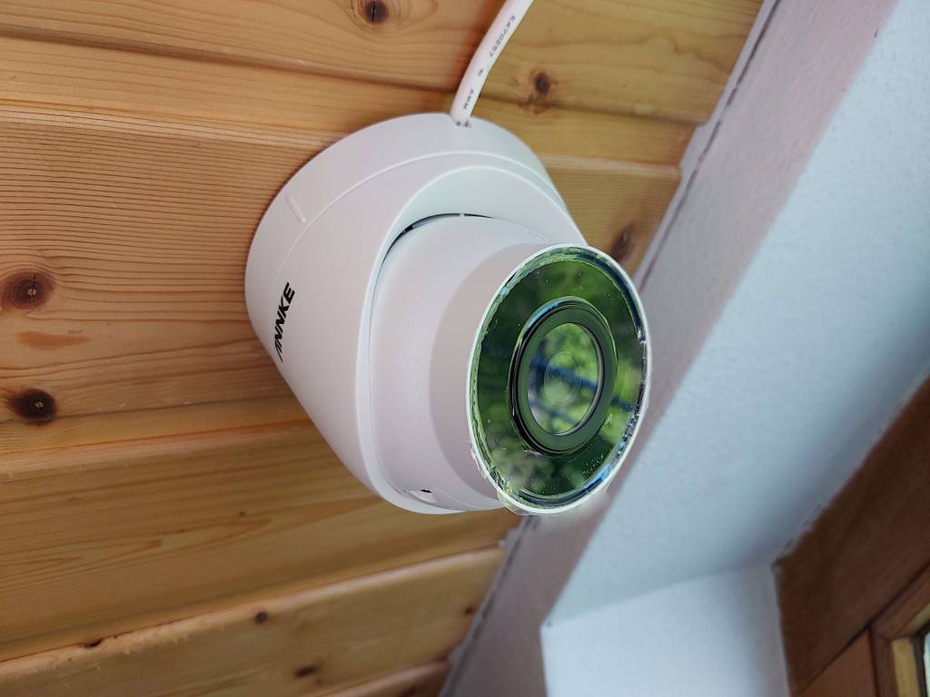 Angebracht an einer Wand: Eine weiße Überwachungskamera im Test.