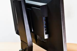 Foto der Anschlüsse eines PC-Monitors für einen Test.