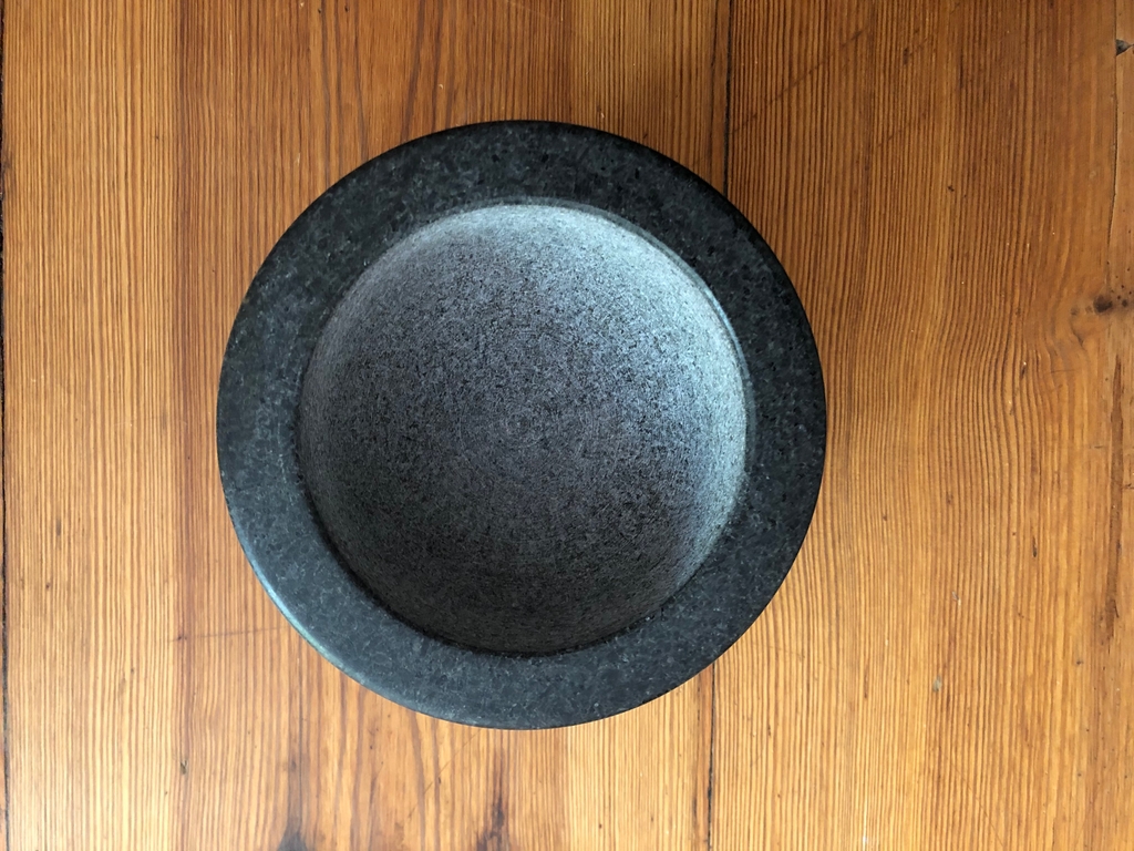 Glatte Innenseite eines Granit-Mörsers von Jamie Oliver.