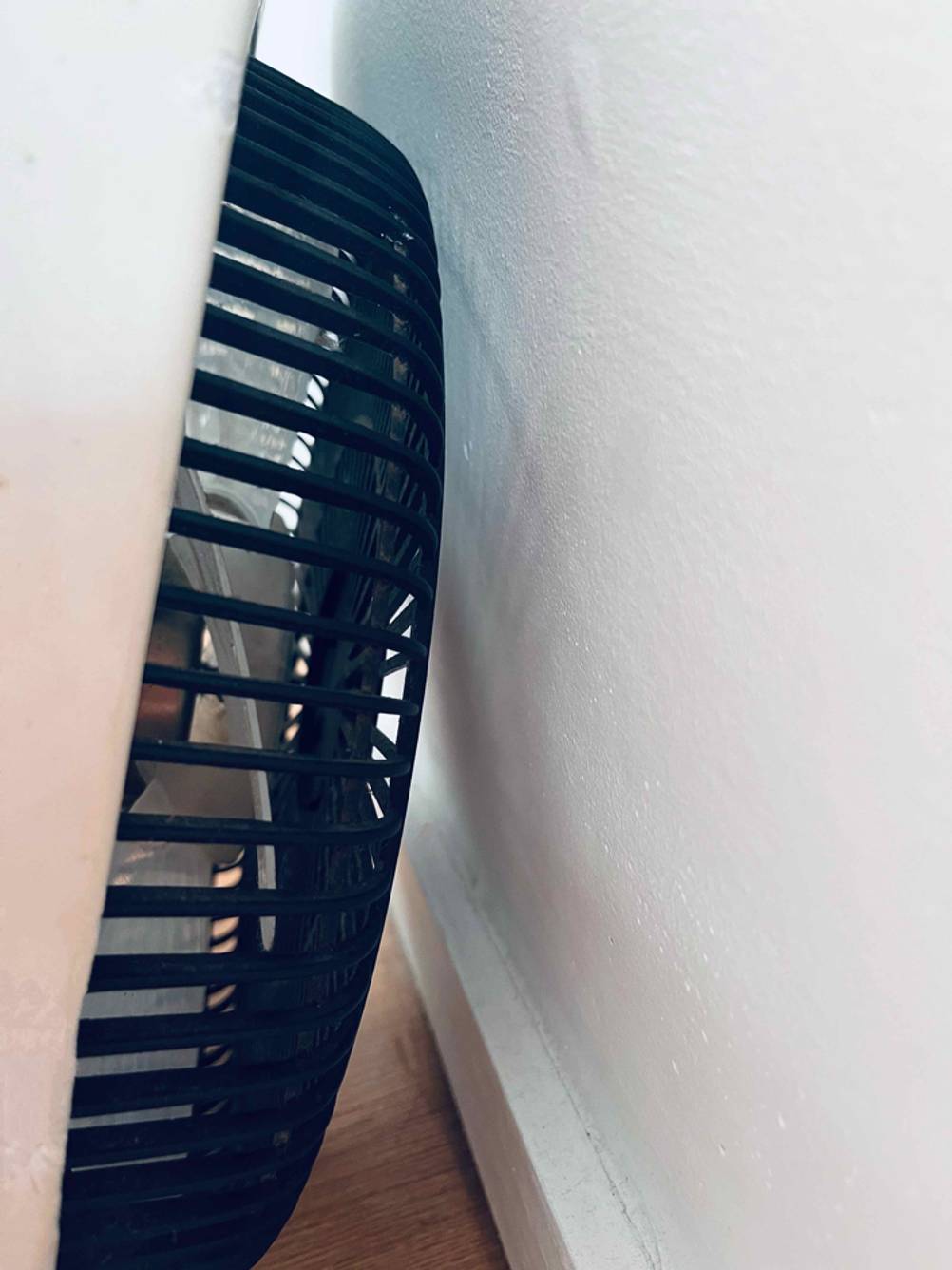 Bodenventilator getestet: Detailansicht seitlich der hinteren Abdeckung.